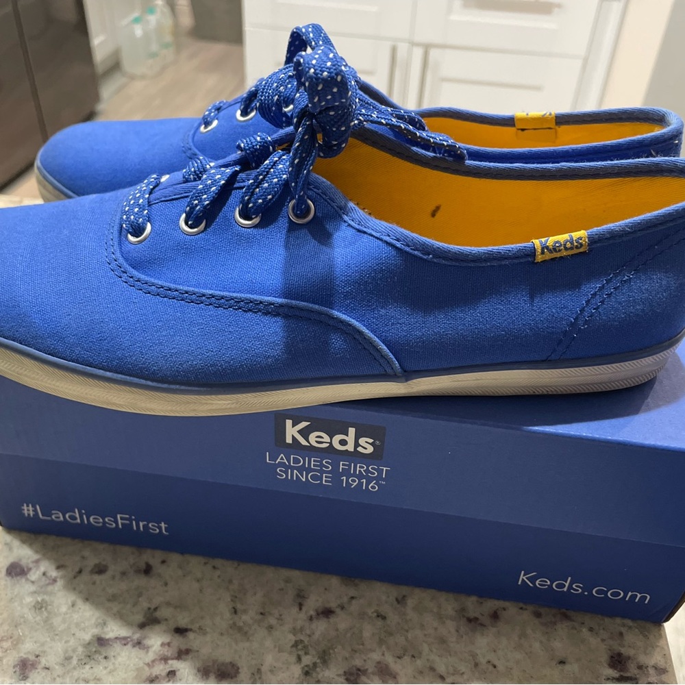 Size 9 Keds. Will fit a size 8.5.